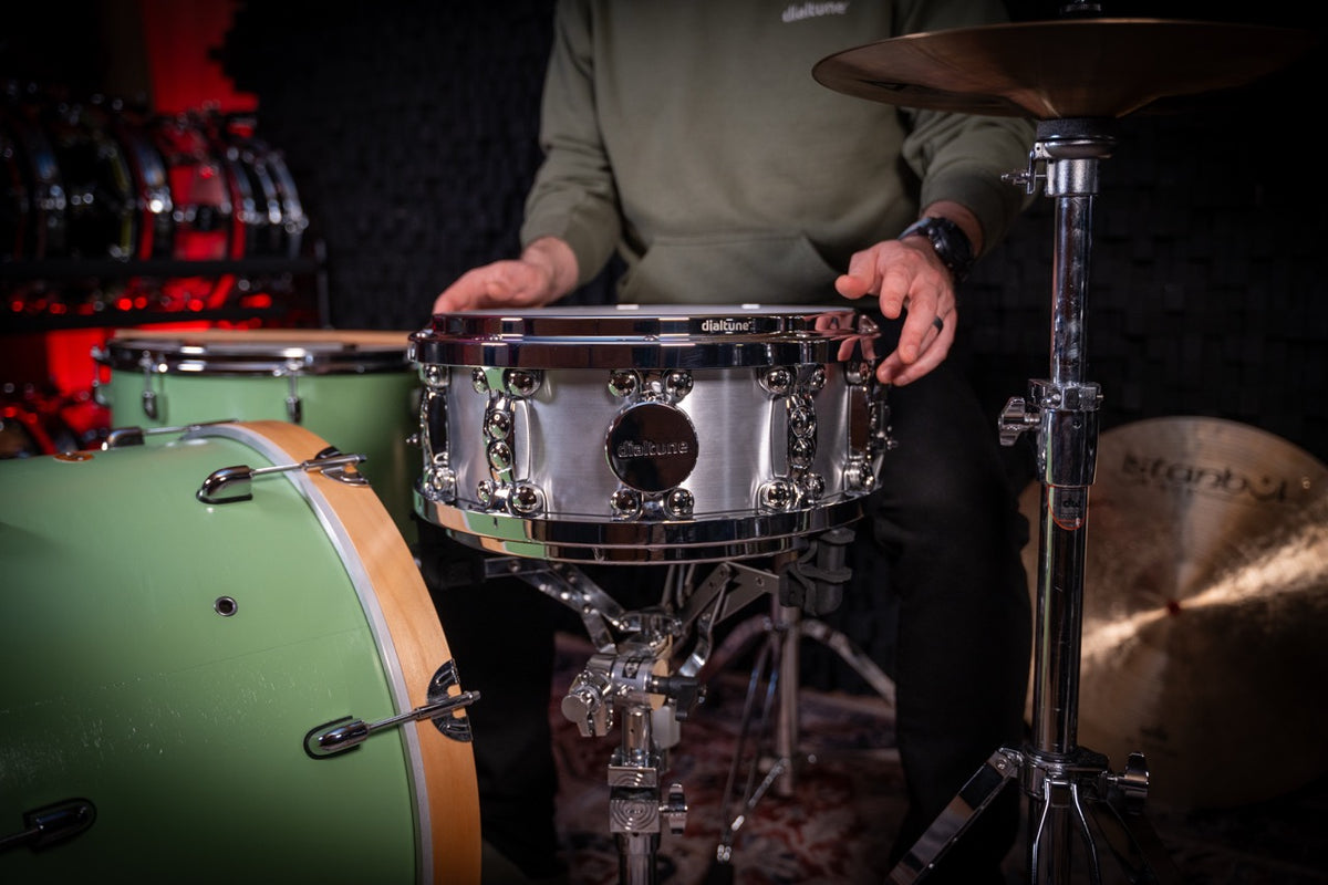Load video: Dialtune aluminum 6.5x14" snare
